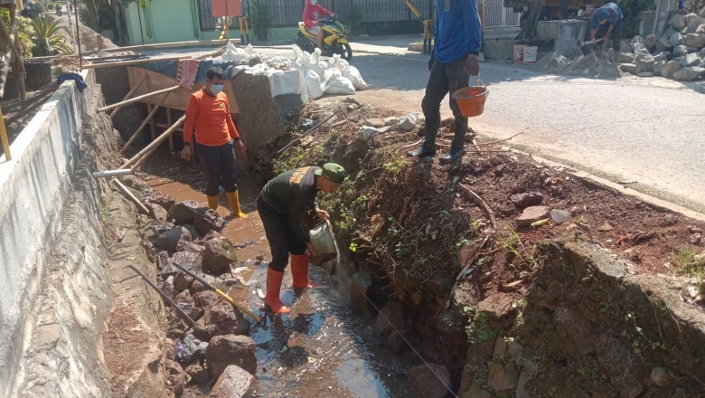 Cegah Longsor Meluas, Satgas DPUPR Buat Turap di Komplek Sukatani Permai