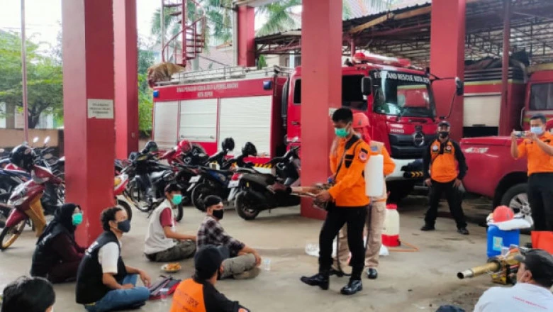 Damkar Depok Latih 25 Relawan Cara Disinfeksi