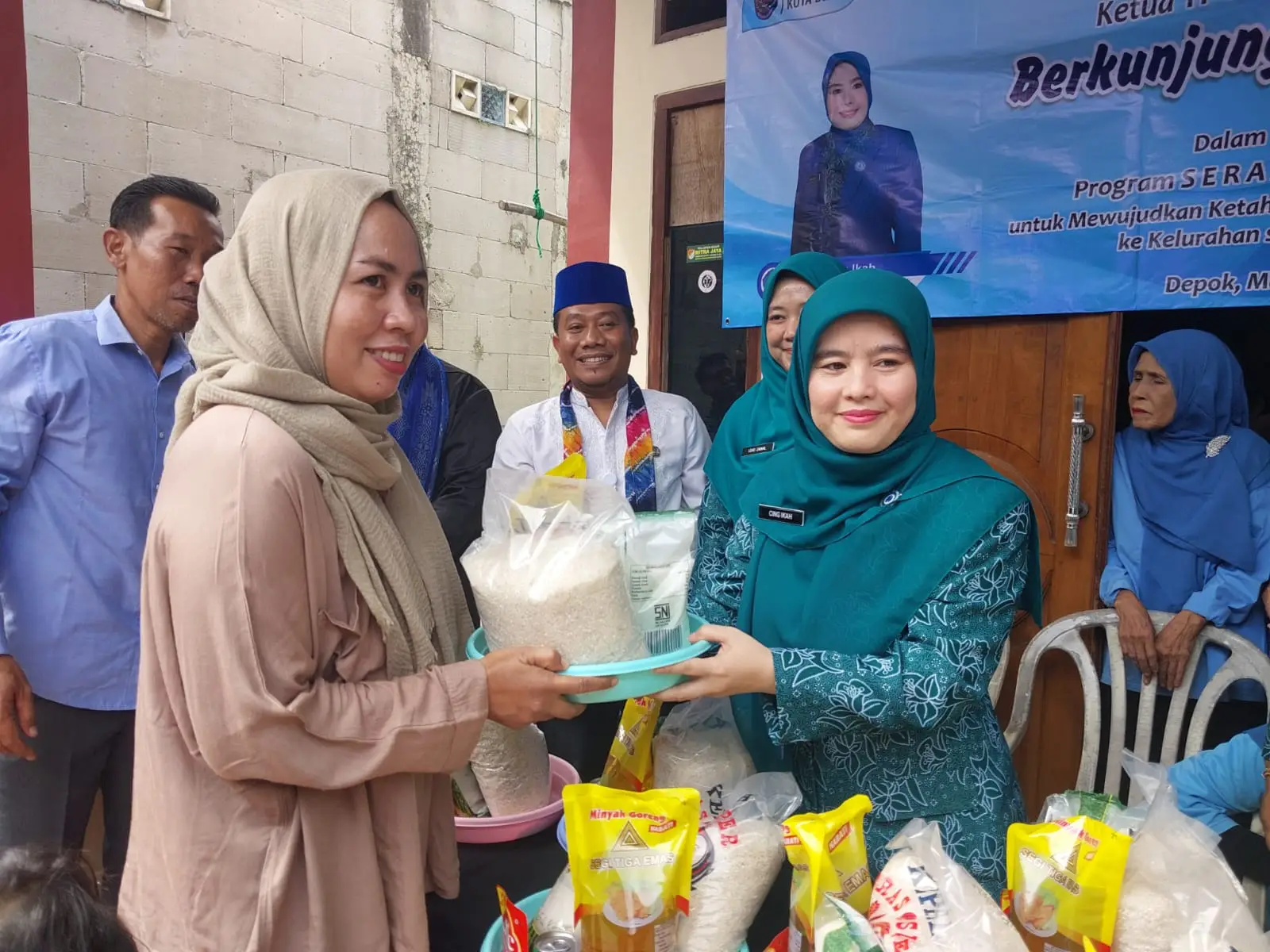 Lewat Program SERA, Cing Ikah Bagikan Ratusan Paket Sembako di Cilodong-Tapos