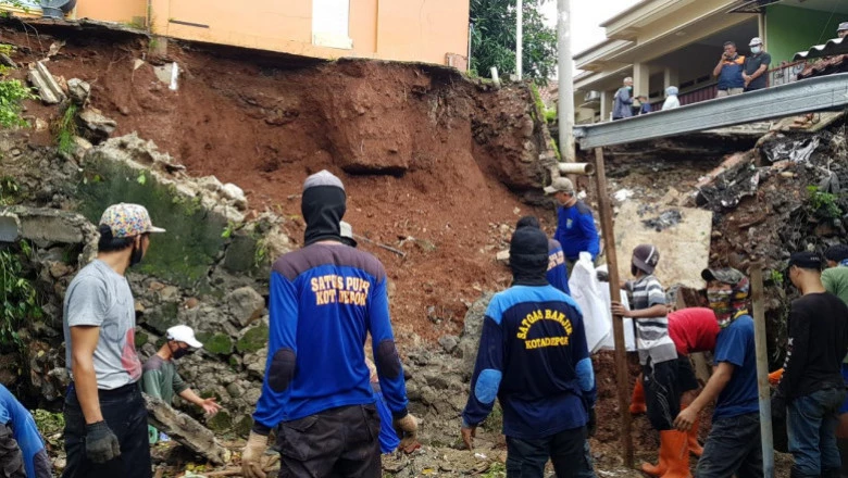 DPUPR Depok Tangani Longsor di Abadijaya