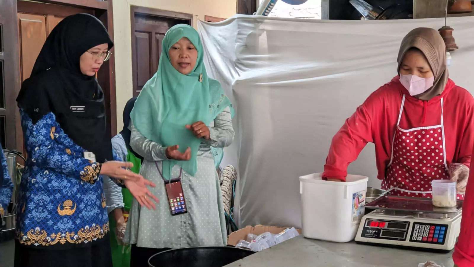 WUB Kelurahan Beji Pastikan Sajian Menu PMT Lokal Sudah Sesuai dengan Juknis Kemenkes