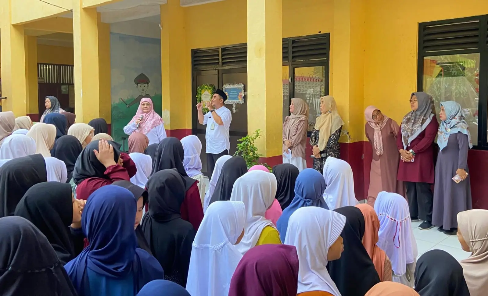 Kadisdik Depok Tinjau KBM di SDN Pangkalan Jati 2 Usai Libur Lebaran
