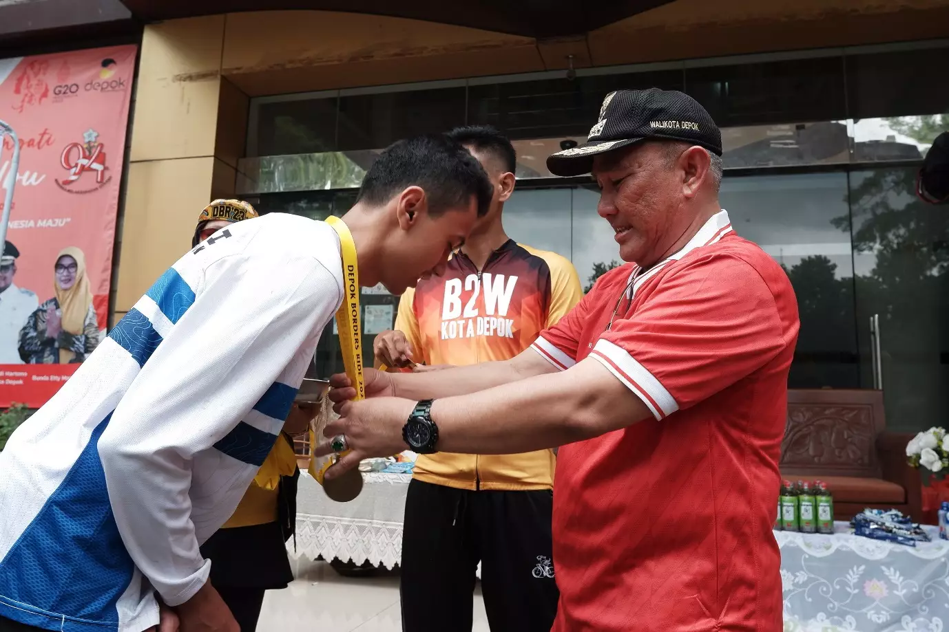 Wali Kota Serahkan Medali Penghargaan Kepada Atlet ISSI Kota Depok