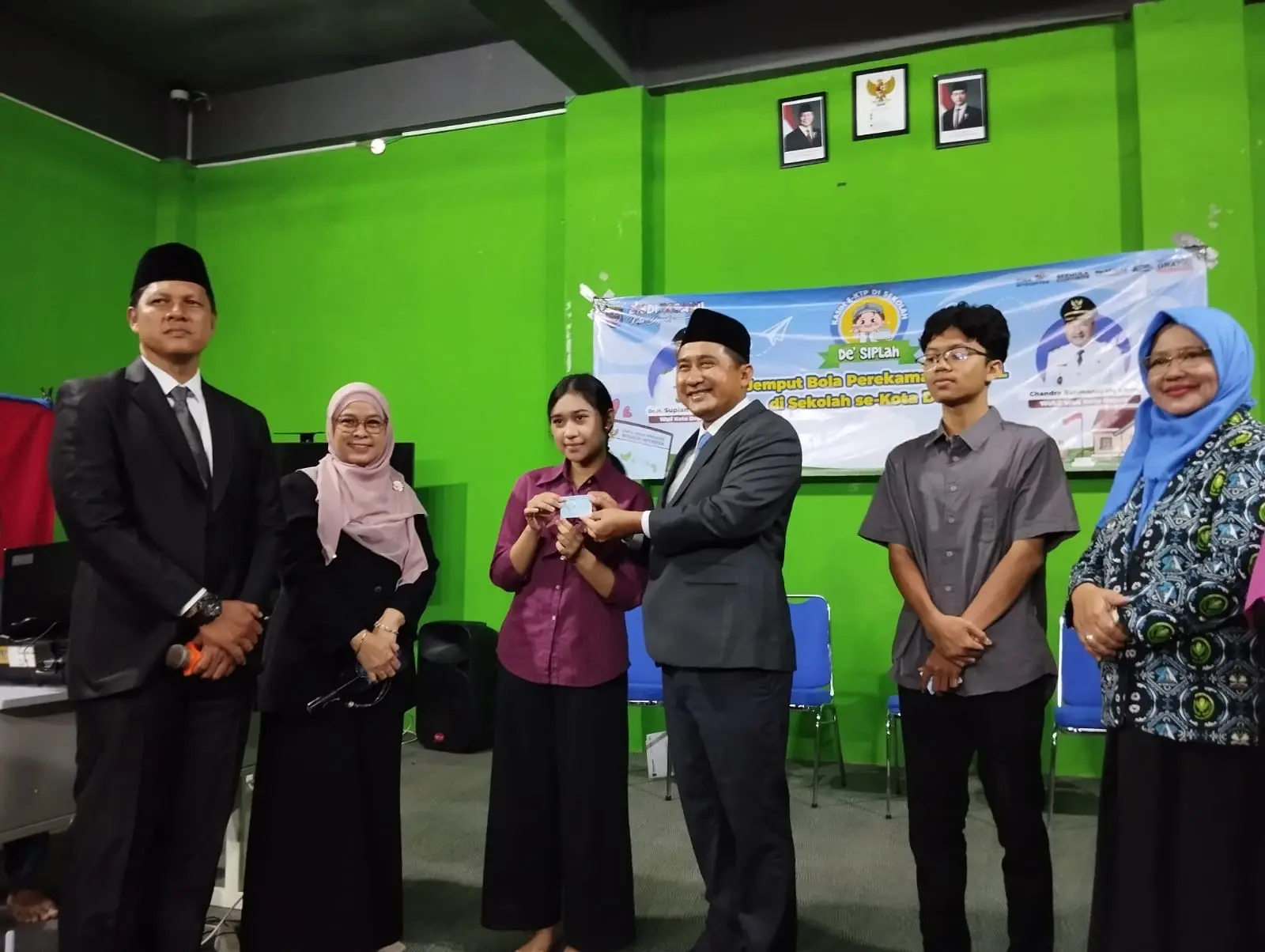 Wakil Wali Kota Depok Serahkan e-KTP ke Pelajar SMK Taruna Bhakti