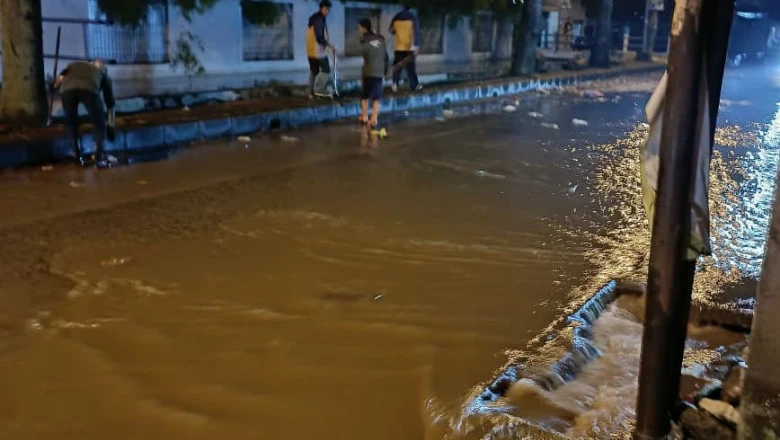 Satgas DPUPR Bersihkan Sampah di Kolong Jembatan Mampang