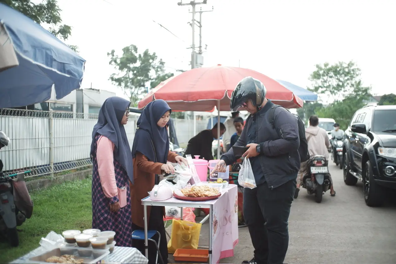 Intip Keseruan Ngabuburit Berburu Takjil di Harjamukti