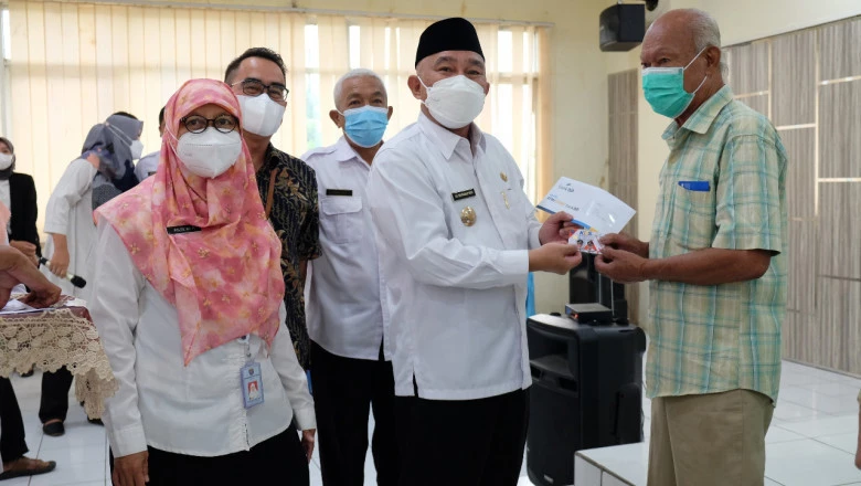 Wali Kota Depok Serahkan Bantuan KDS ke Warga Cimanggis