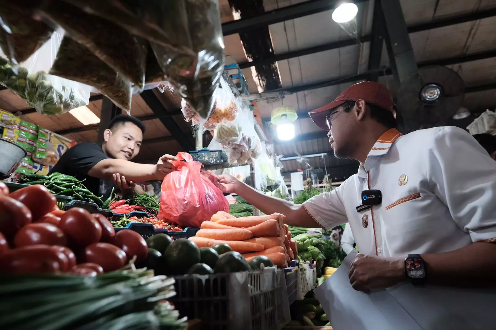 Cek Harga Sembako di Pasar Sukatani, Imam Budi Hartono: Semua Stabil