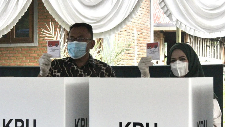 Afifah Alia Salurkan Hak Pilih di TPS 121 Mekarjaya