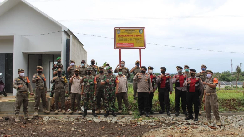 Satpol PP Depok Segel Bangunan Perumahan di Bedahan