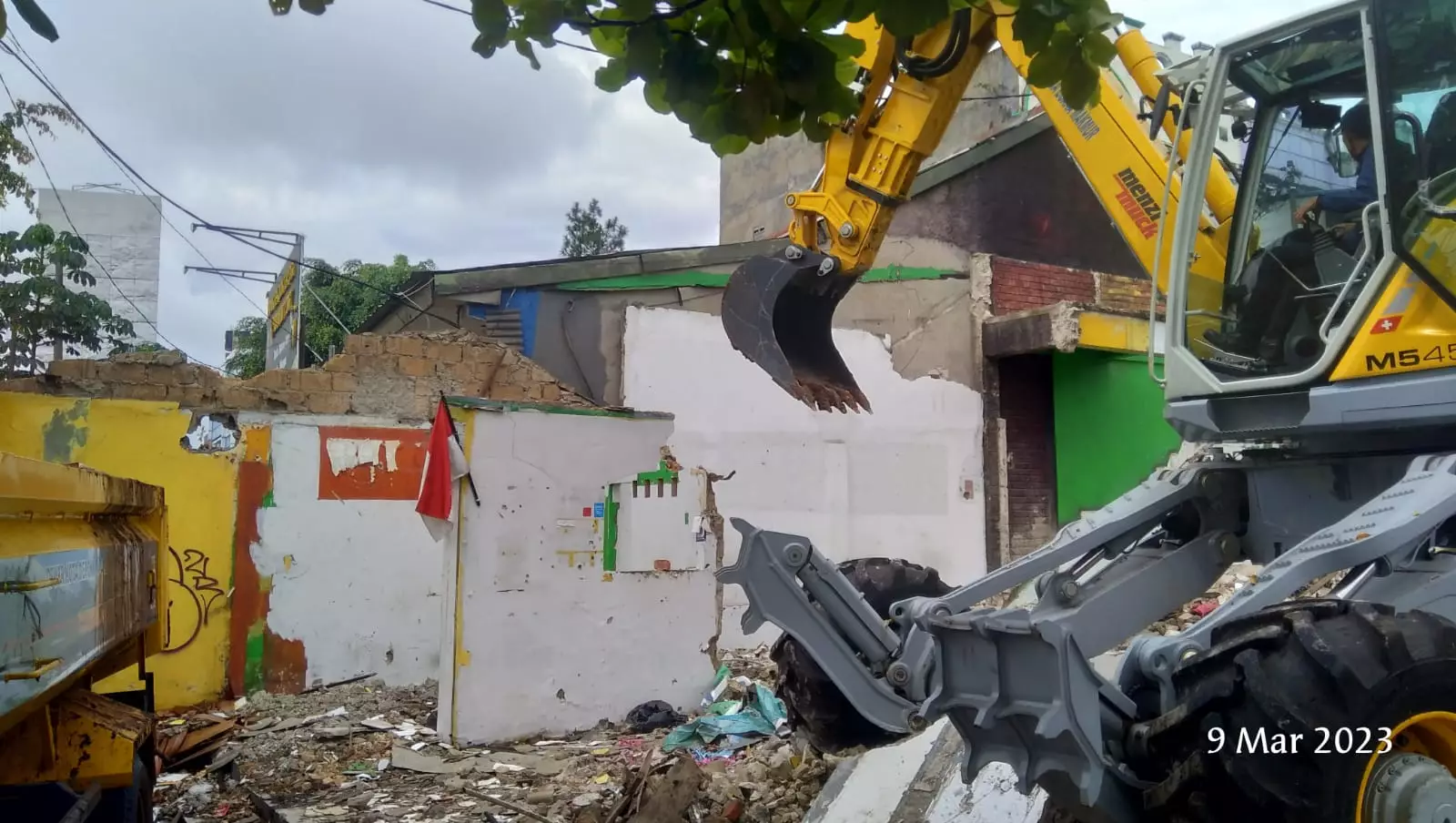 DPUPR Turunkan Alat Berat Bongkar Bangunan Simpang Ramanda
