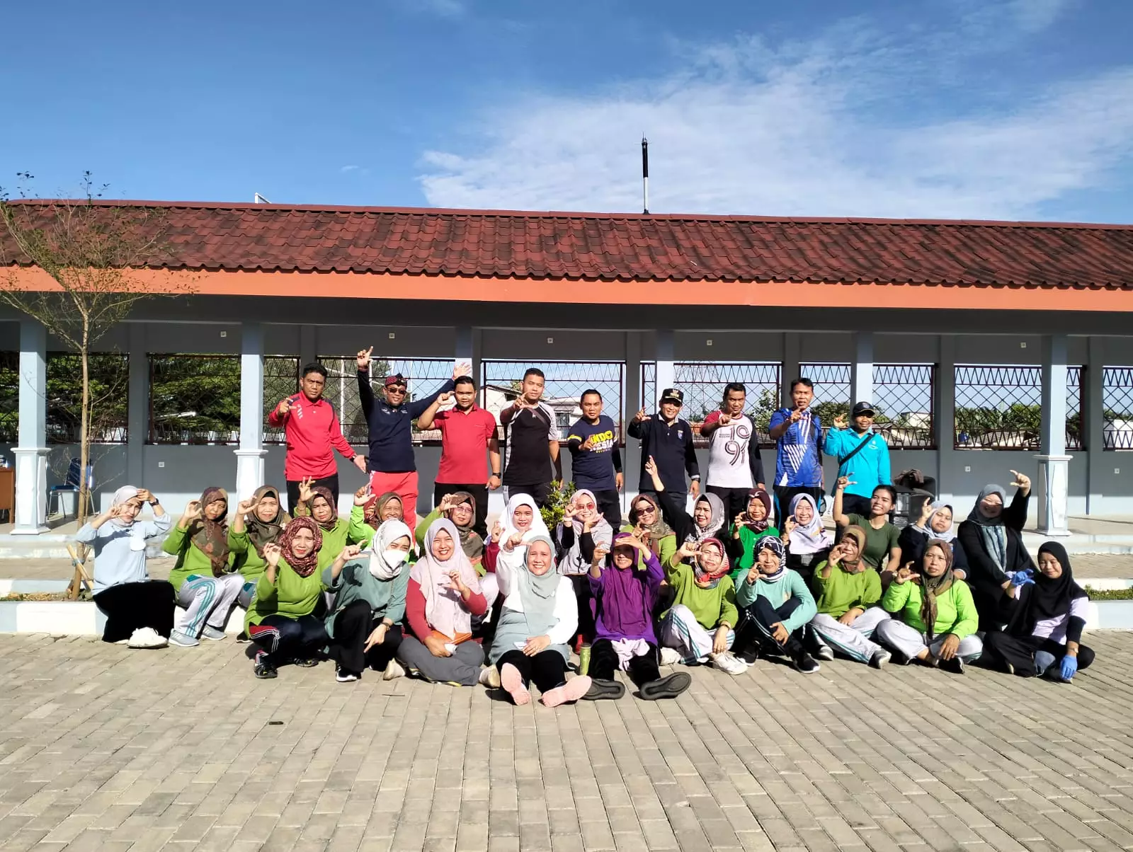 Jaga Kebugaran Jasmani, ASN se-kecamatan Cipayung Senam Bersama