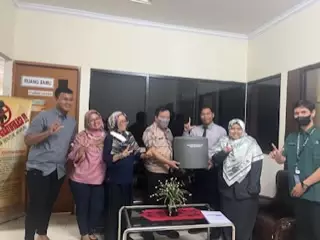 Diskarpus Terima Bantuan Kursi Daur Ulang dari SDIT Al-Haraki