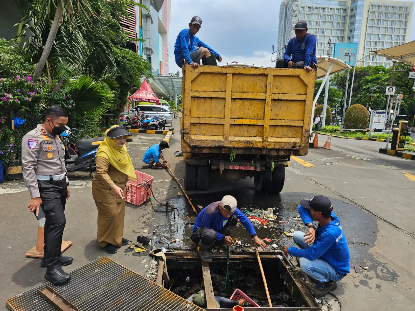 Aksi Satgas DPUPR Depok Bersihkan Sumbatan Sampah di Kali Cabang Timur