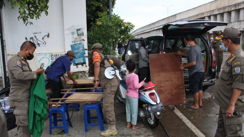 145 PKL di Jalan Andara Pangkalan Jati Ditertibkan 