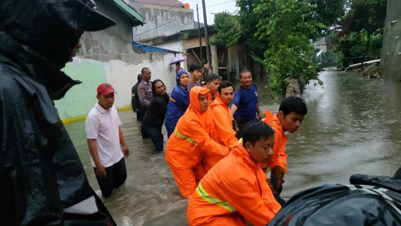 Damkar Terjunkan Sepuluh Personel Bantu Tangani Banjir di Tirta Mandala