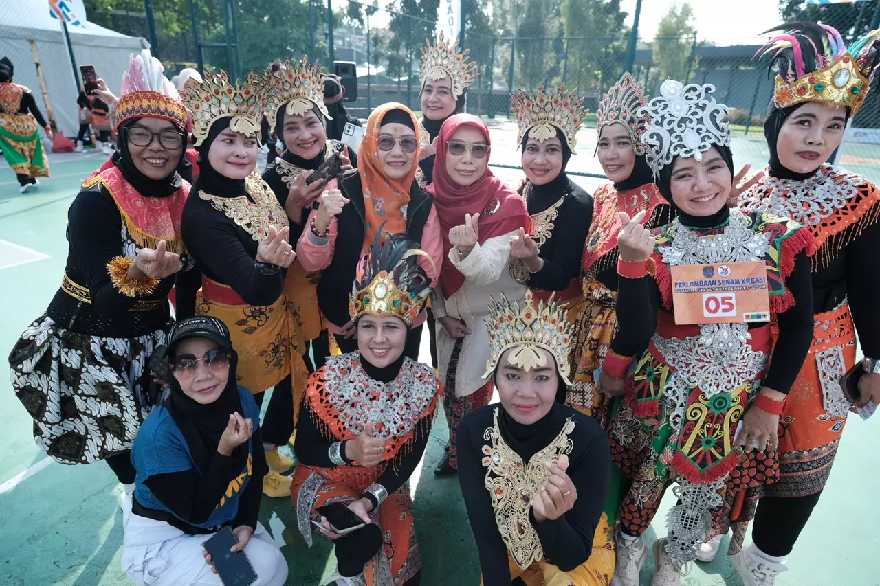 Bunda Elly Sapa Peserta Lomba Zumba di Alun-Alun Depok