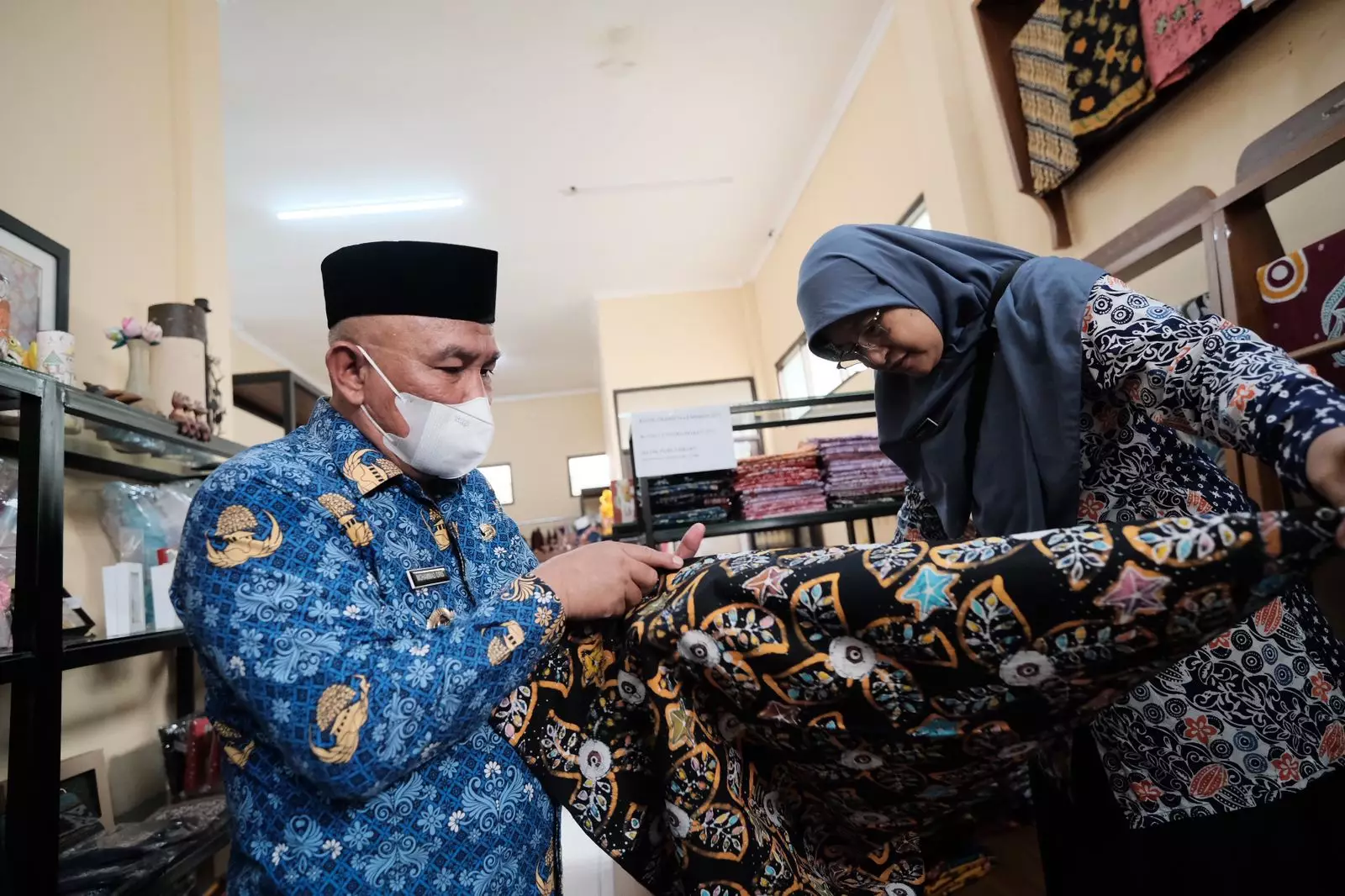 Usai Jadi Inspektur Upacara Hari Ibu, Wali Kota Belanja Batik Depok