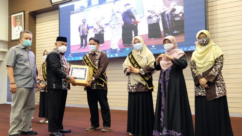 25 Pasangan Suami-Istri Sekolah Ayah Bunda Diwisuda