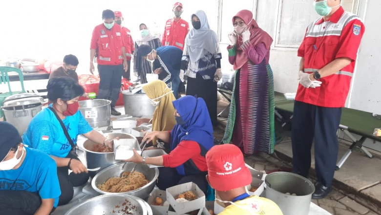 Buka Dapur Umum, PMI Depok Bagikan 500 Nasi Box Setiap Hari