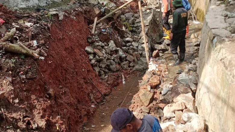 Tangani Longsor di Tirtajaya, Satgas DPUPR Buat Turap