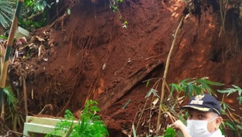 Lurah Kemirimuka Tinjau Makam Longsor di RW 09
