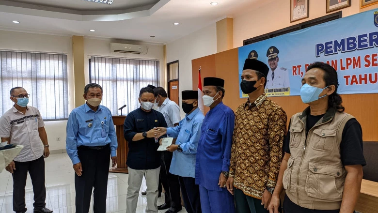 Serahkan Dana Insentif, Sekda Depok Ajak LPM, RT, dan RW Terus Berkolaborasi