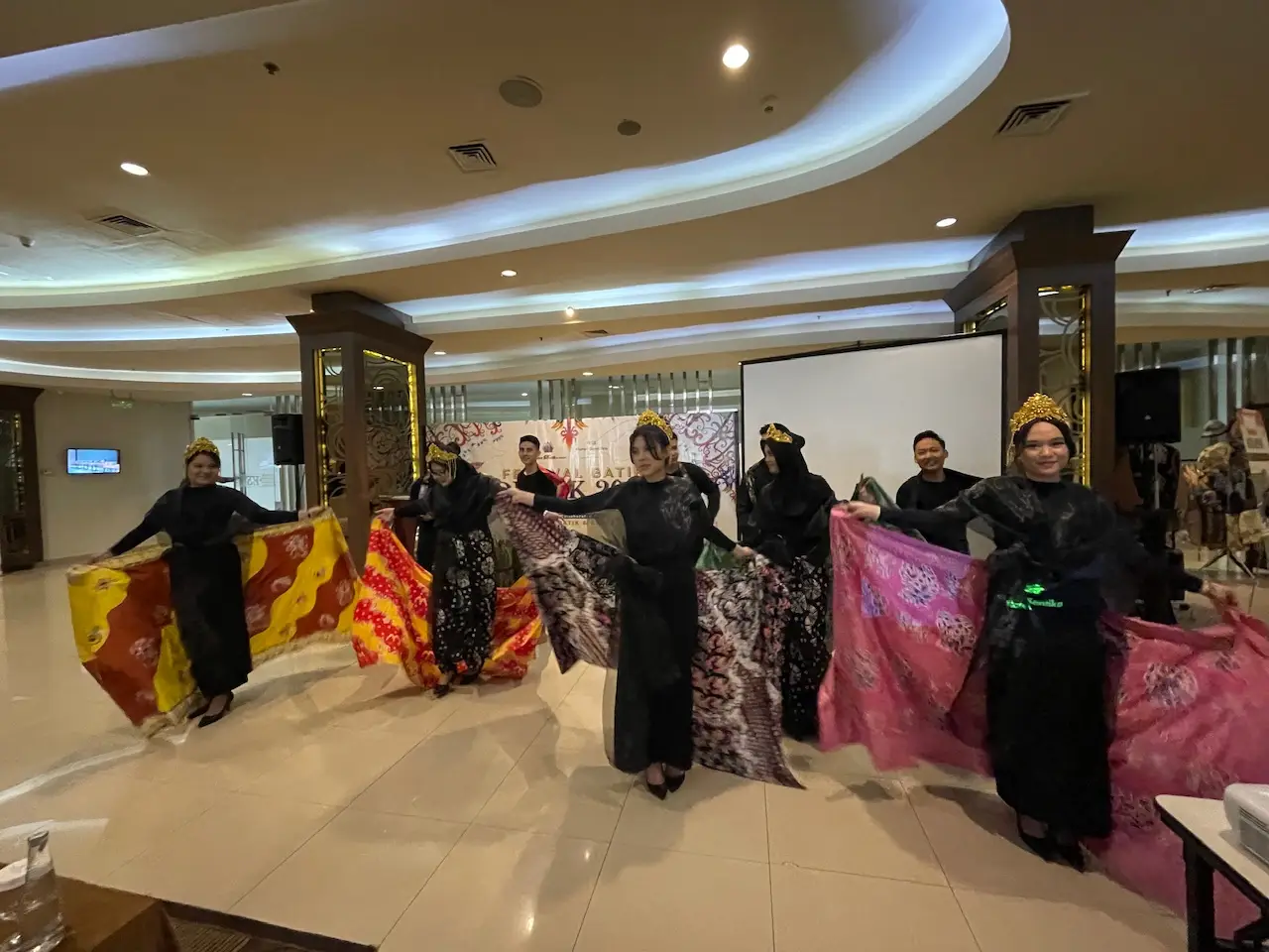 Beragam Motif Khas Depok Ditampilkan di Festival Batik Hotel Santika 2025