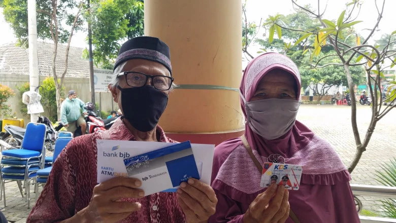 Penyerahan Kartu Bantuan Pangan Kota Disambut Gembira Warga Bojongsari