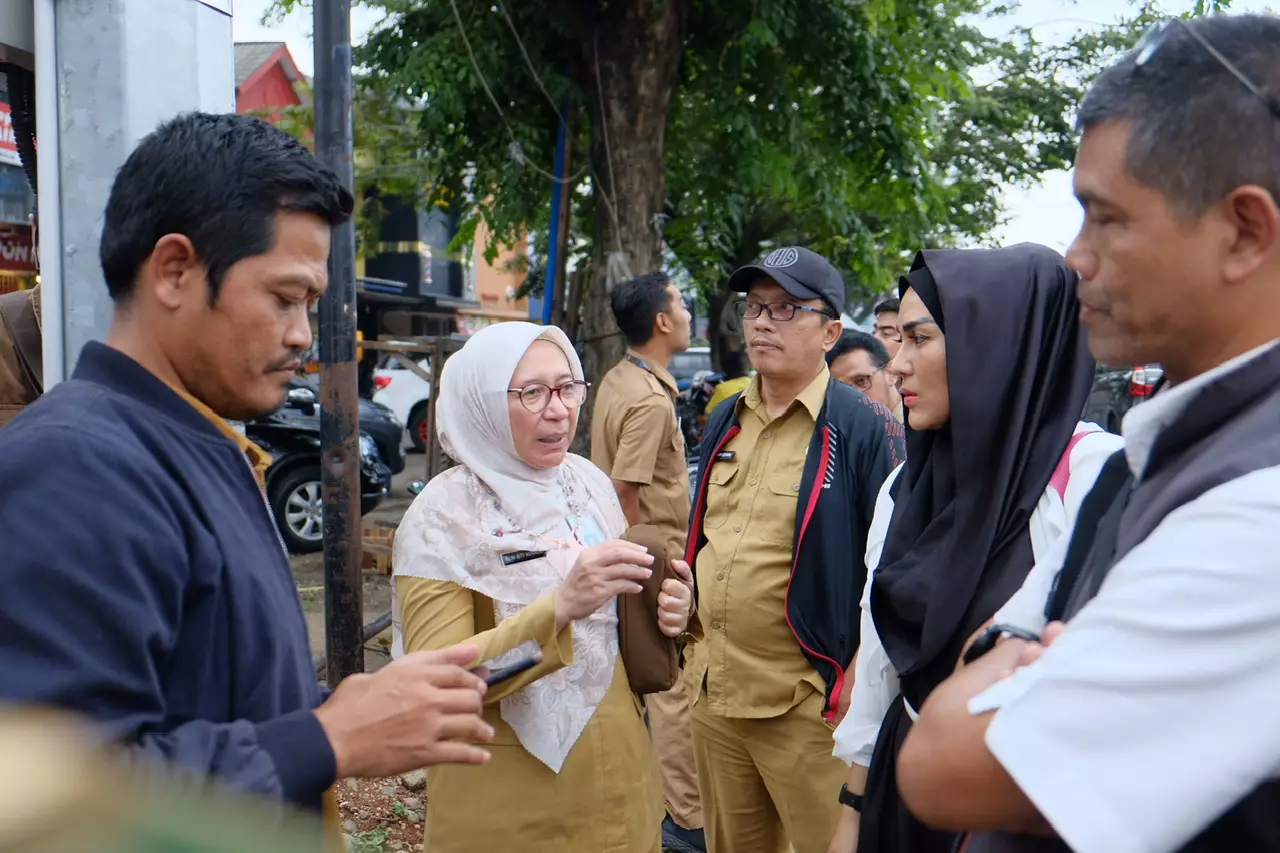 Pemkot Depok Bersama Apjatel Monitoring Lokasi Penertiban Kabel Udara di Jalan Tole Iskandar