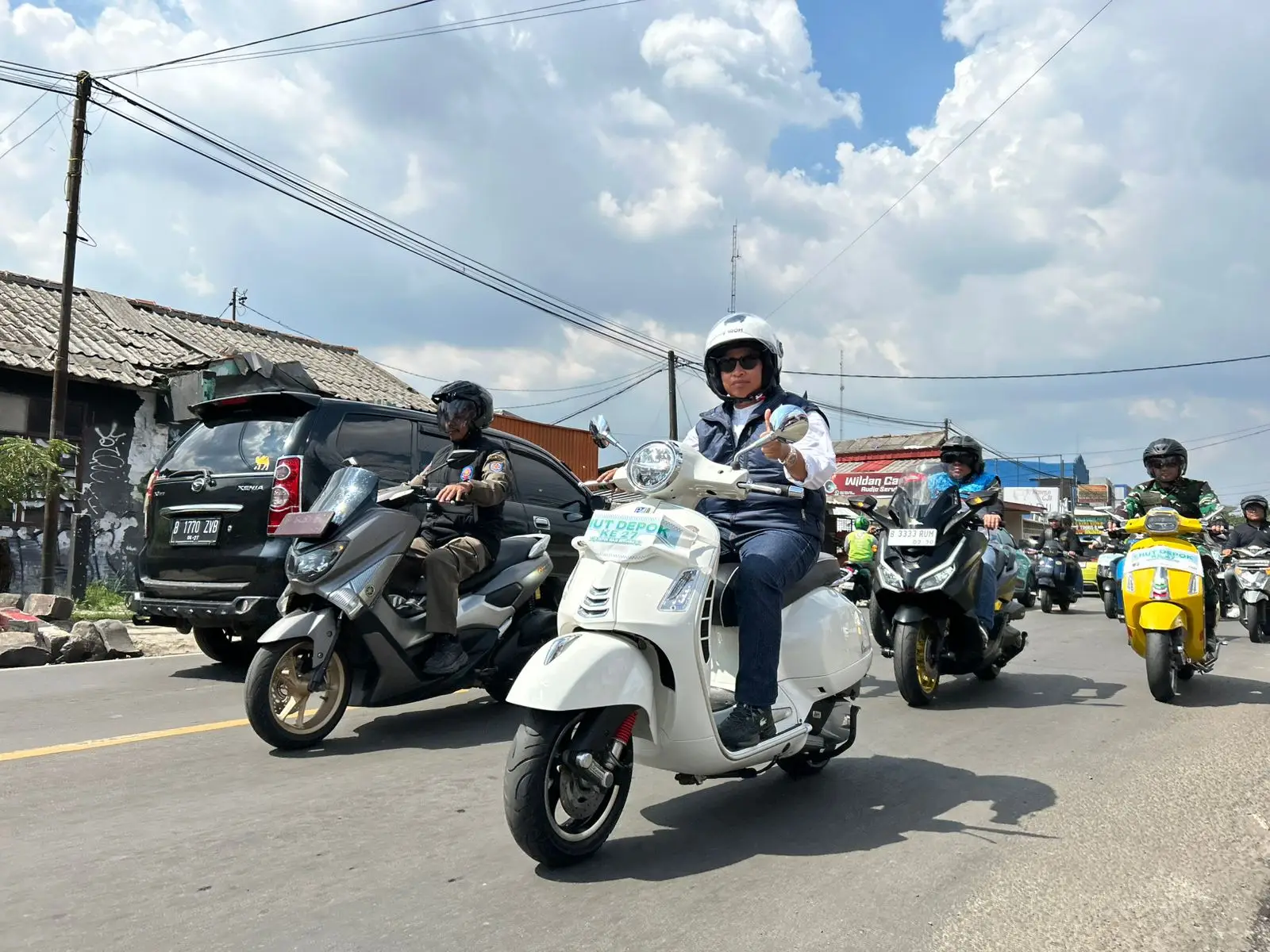 Konvoi Motor Meriahkan Puncak HUT ke-27 Kota Depok, Supian Suri Tampil Necis dengan Vespa Putih