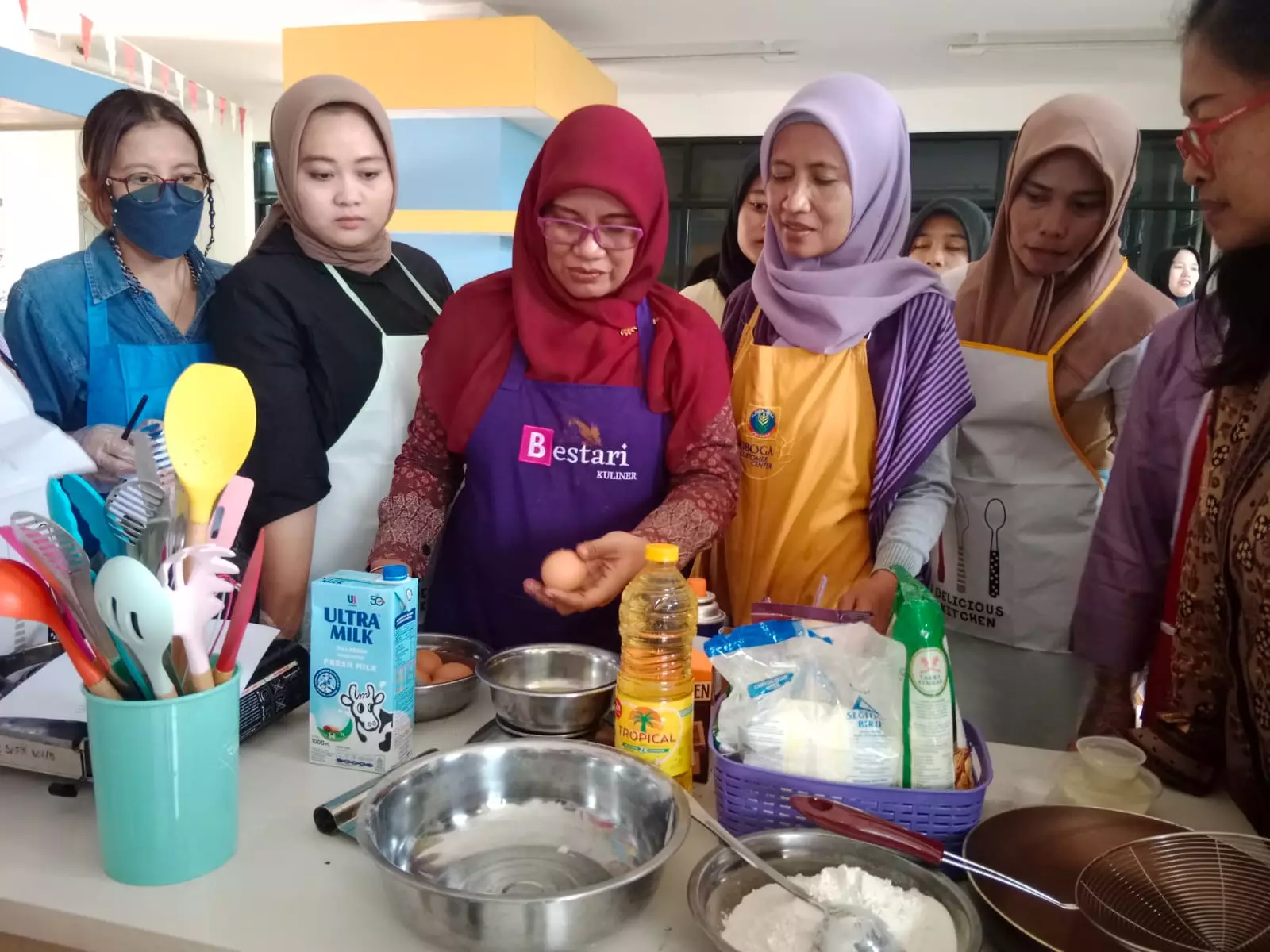Belasan Warga Pondok Jaya Dilatih Menata dan Mengolah Makanan Bergizi