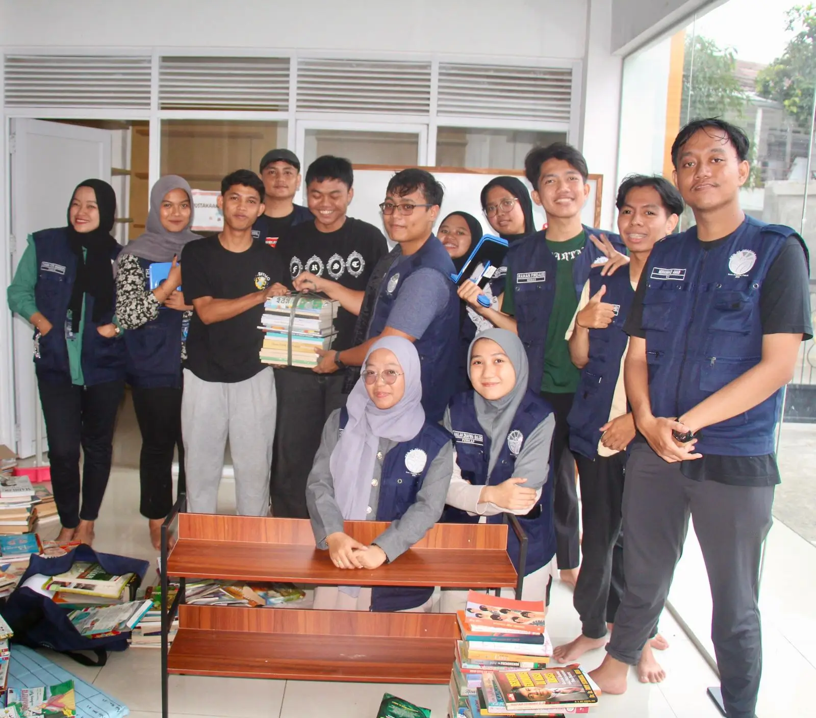 Mahasiswa KKN UIN Jakarta Bangun Sistem Literasi di TBM Kedaung