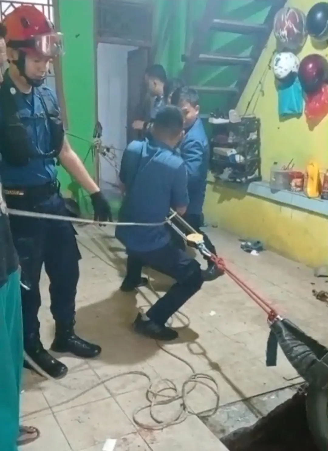 Damkar Depok Evakuasi Mobil Terperosok di Jatijajar