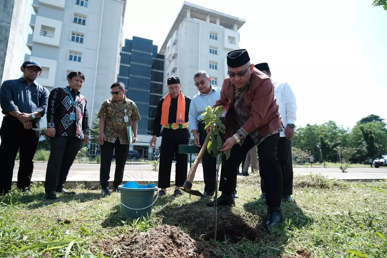 Wali Kota Depok Tanam Pohon dan Lepas Bibit Ikan di UIII