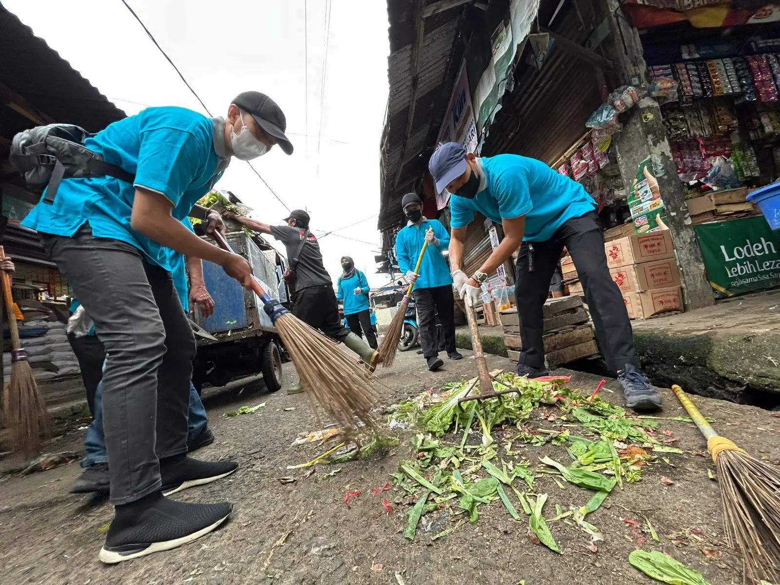 Giat Opsih, DKUM Depok Bersihkan Tumpukan Sampah di Pasar Kemiri Muka