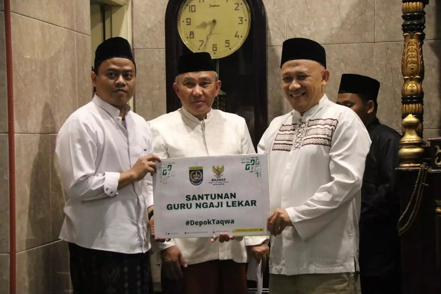 Baznas Depok Salurkan 222 Paket Sembako Bagi Guru Ngaji Lekar