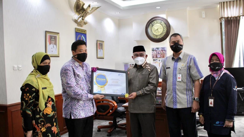 Lampaui Target SPO 2020, Wali Kota Depok Terima Penghargaan