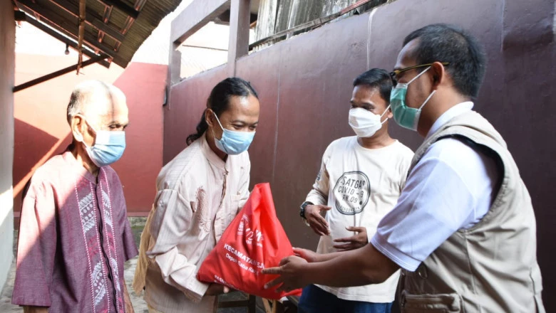 Wakil Wali Kota Bagikan 100 Paket Sembako ke Warga Pondok Cina
