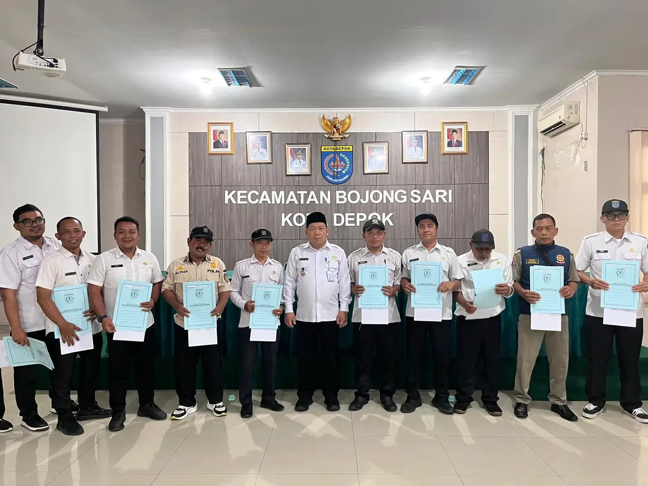 Penantian Terbayar, Iqbal dan Puluhan Staf Kecamatan Bojongsari Terima SK PPPK Paruh Waktu