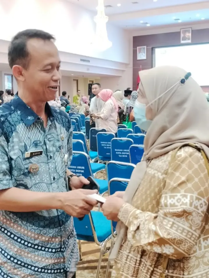 Program Depok Sayang Ama Emak, Lurah Sukatani Angkat Darwati Jadi Orang Tua Asuh