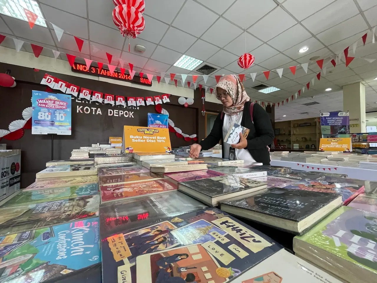 Semarakkan HUT ke-80 RI, Diskarpus Depok Gelar Bazar Buku Murah