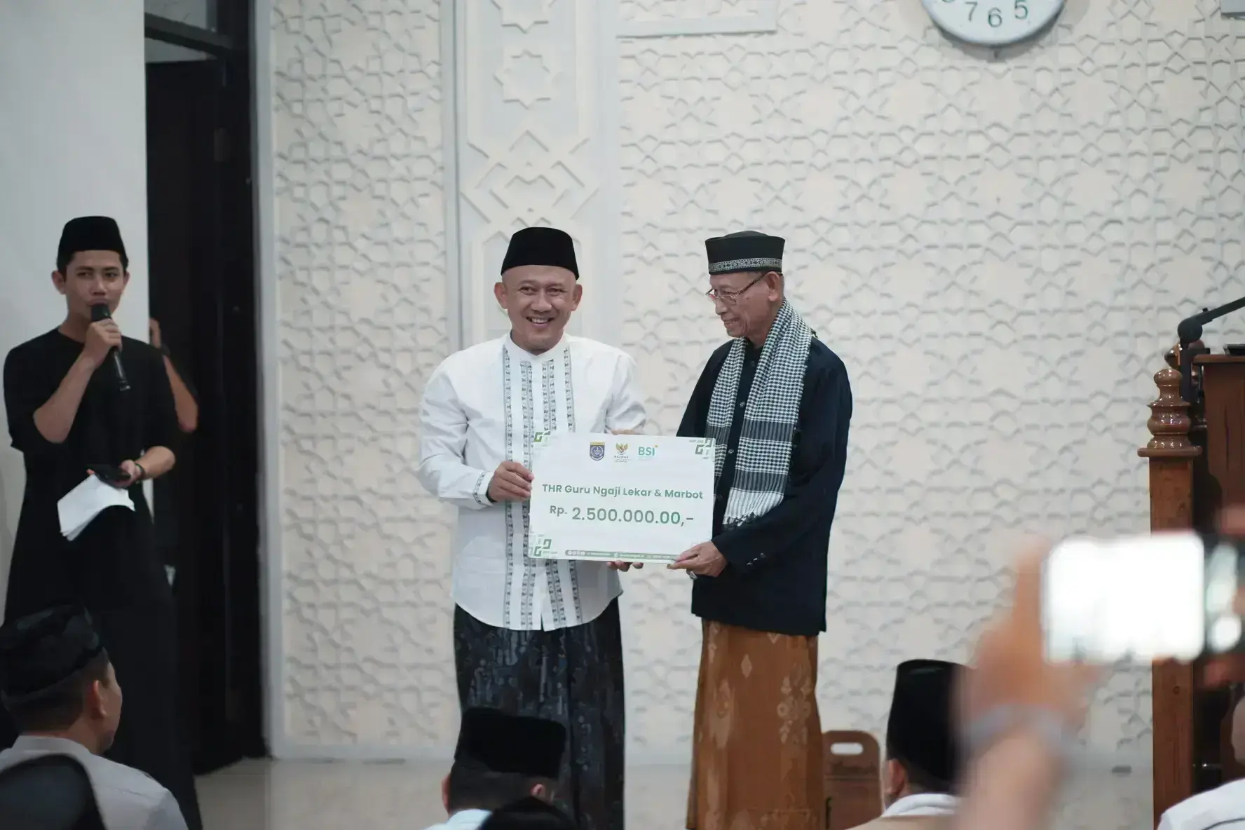 BAZNAS Depok Salurkan 110 Santunan Guru Ngaji dan Marbot