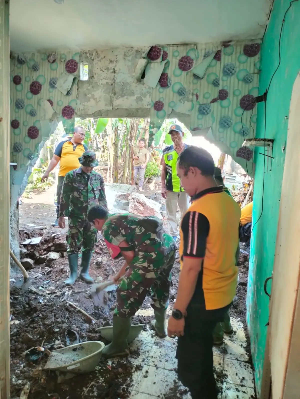Gotong Royong Personel Gabungan Bersihkan Puing Rumah Rusak di Sawangan