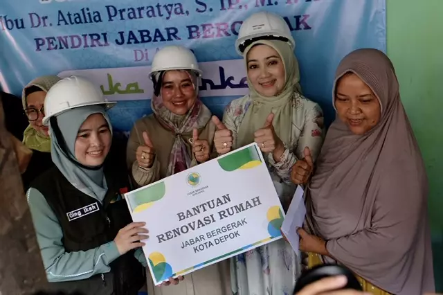Jabar Bergerak Serahkan Bantuan Renovasi Rumah kepada Korban Tanah Longsor di Kelurahan Depok