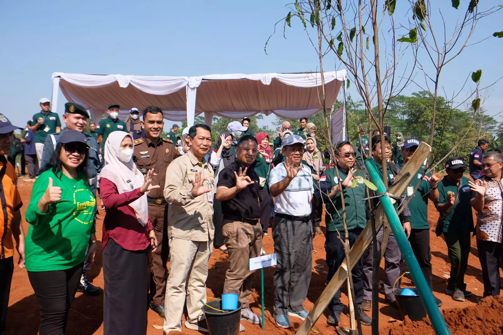 Tingkatkan Kualitas Udara Depok, KLHK Tanam 150 Pohon di UIII