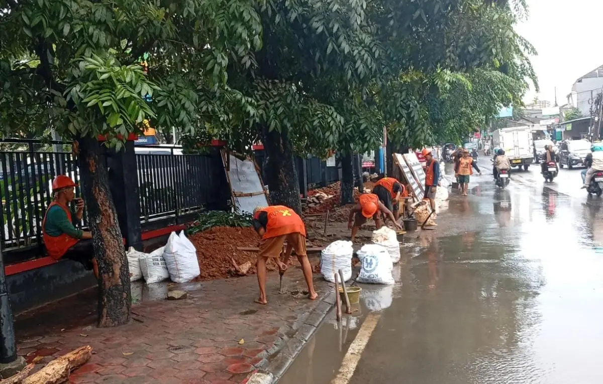 Relokasi Kabel Udara Komjen Pol M. Jasin Kelurahan Tugu Dimulai