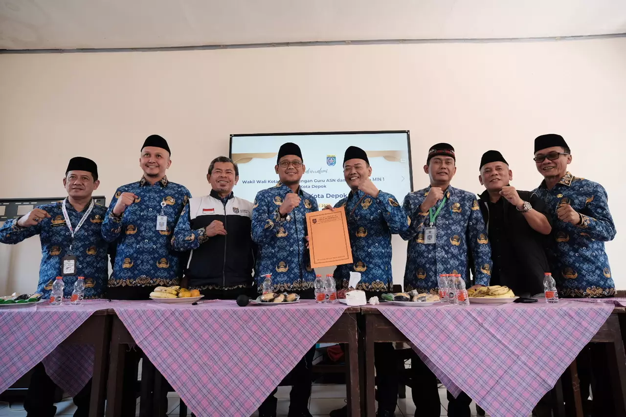 Wakil Wali Kota Serahkan 1 Unit Smart Board ke MIN 1 Depok