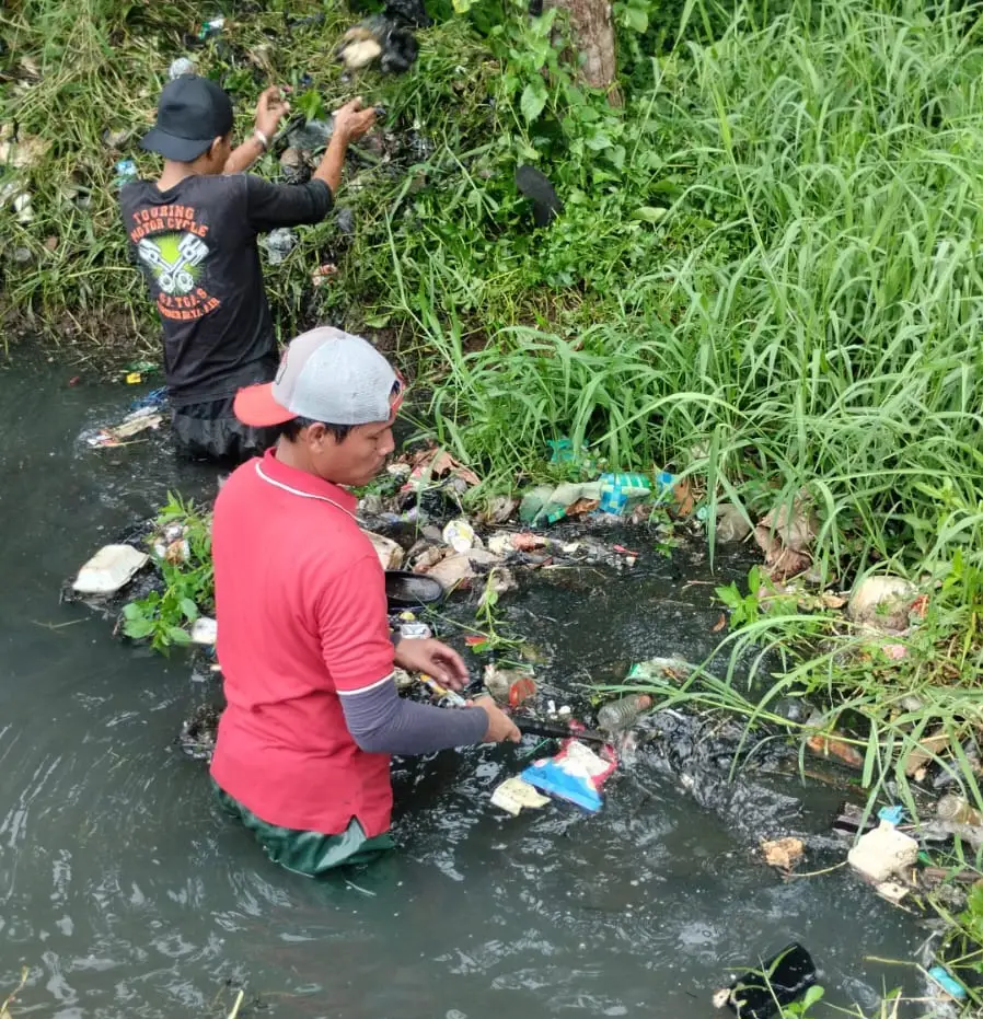 Gotong Royong Warga Rawageni Bersihkan Kali Tersumbat