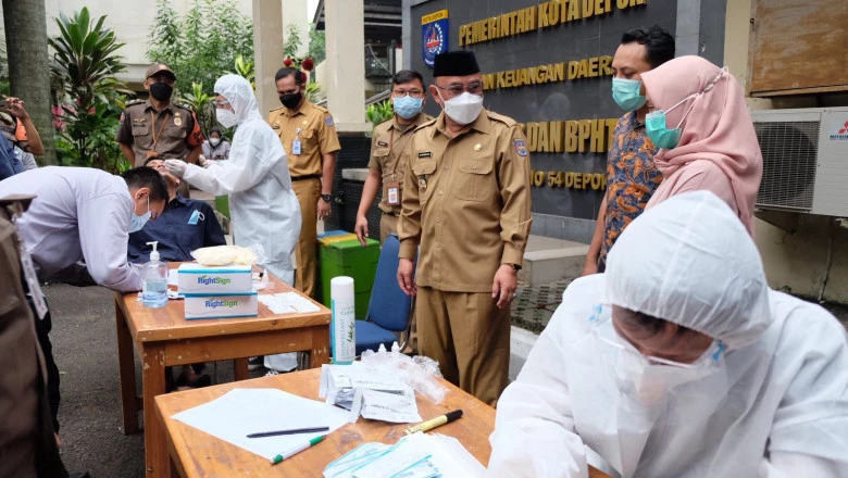 Hari Pertama Masuk Kerja, Pegawai Pemkot Depok Jalani Swab Antigen